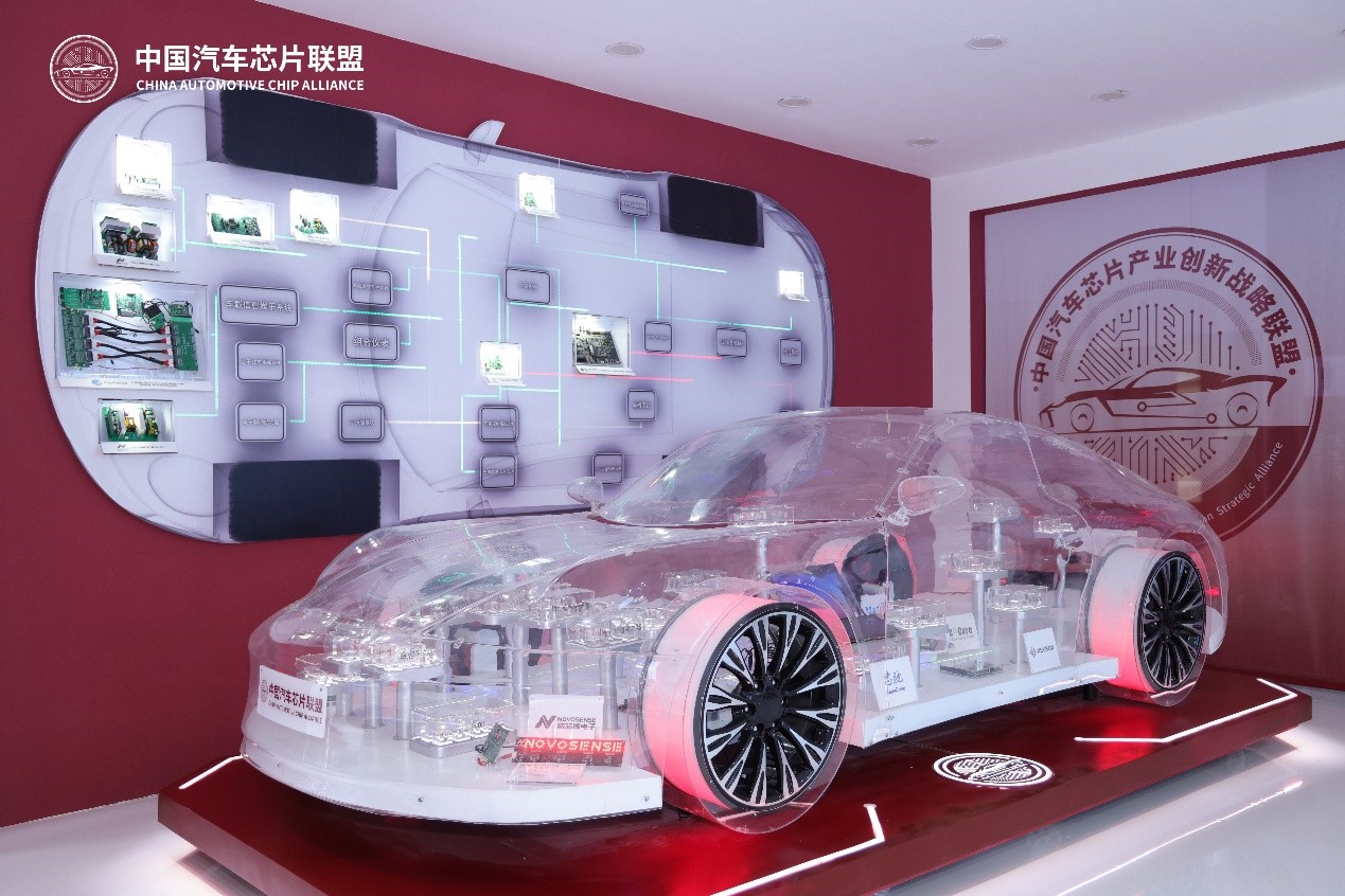 纳芯微亮相2025上海车展，斩获“年度影响力汽车芯片”大奖